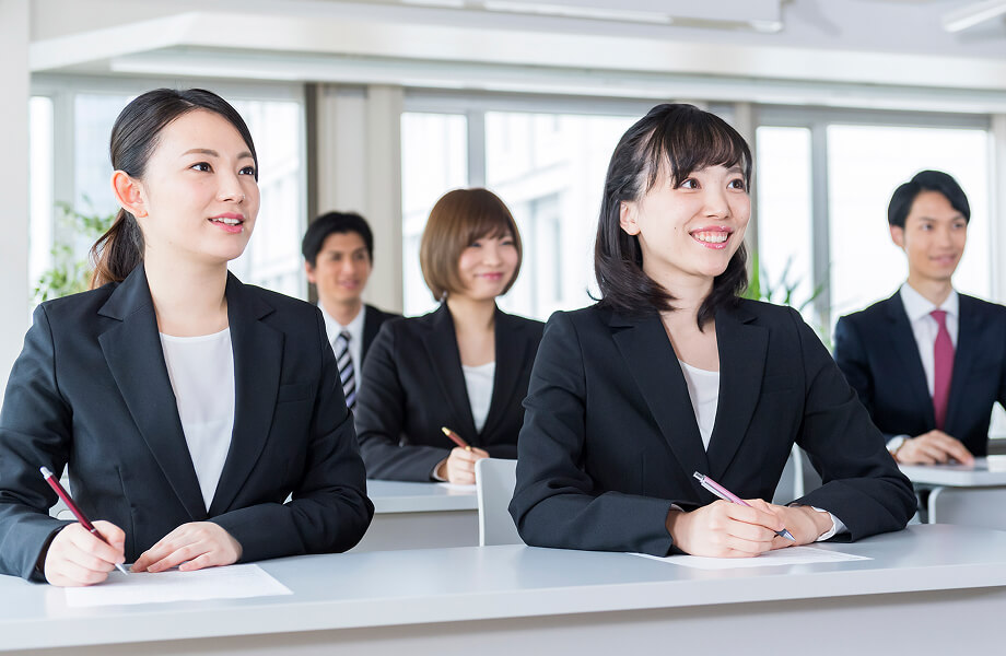 研修を受ける社員たち