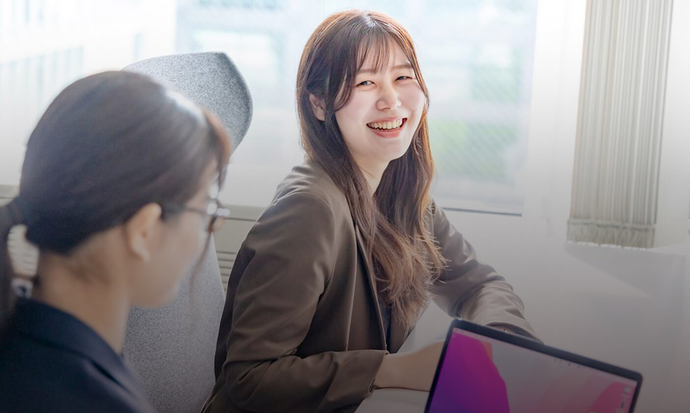 PC作業をする男女社員